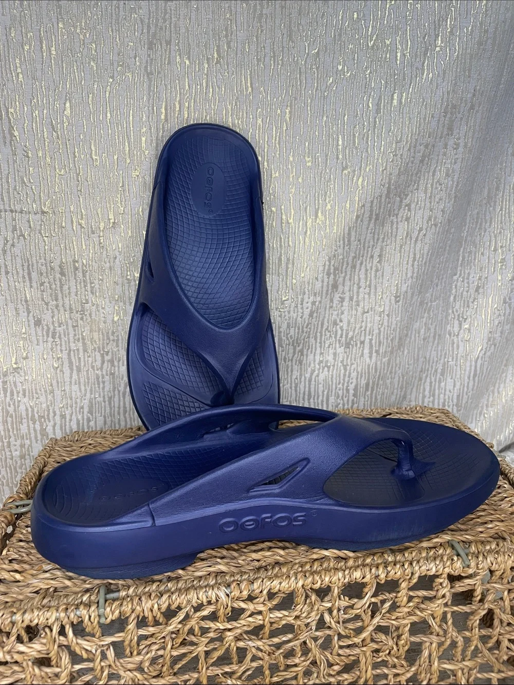 OOFOS Men's Navy Blue Recovery Flip Flops Sz 9 MINT